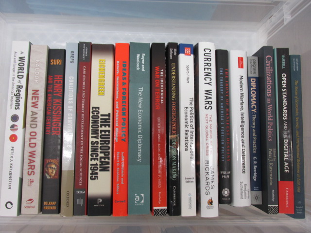 政治関係の洋書・趣味・デザインの本などを中心に120冊ほど買取させて頂きました。