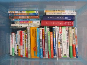英語学習本、タイ語学習本・辞典、洋書、コミックセット、DVDセット、図録など230冊ほど買取致しました。